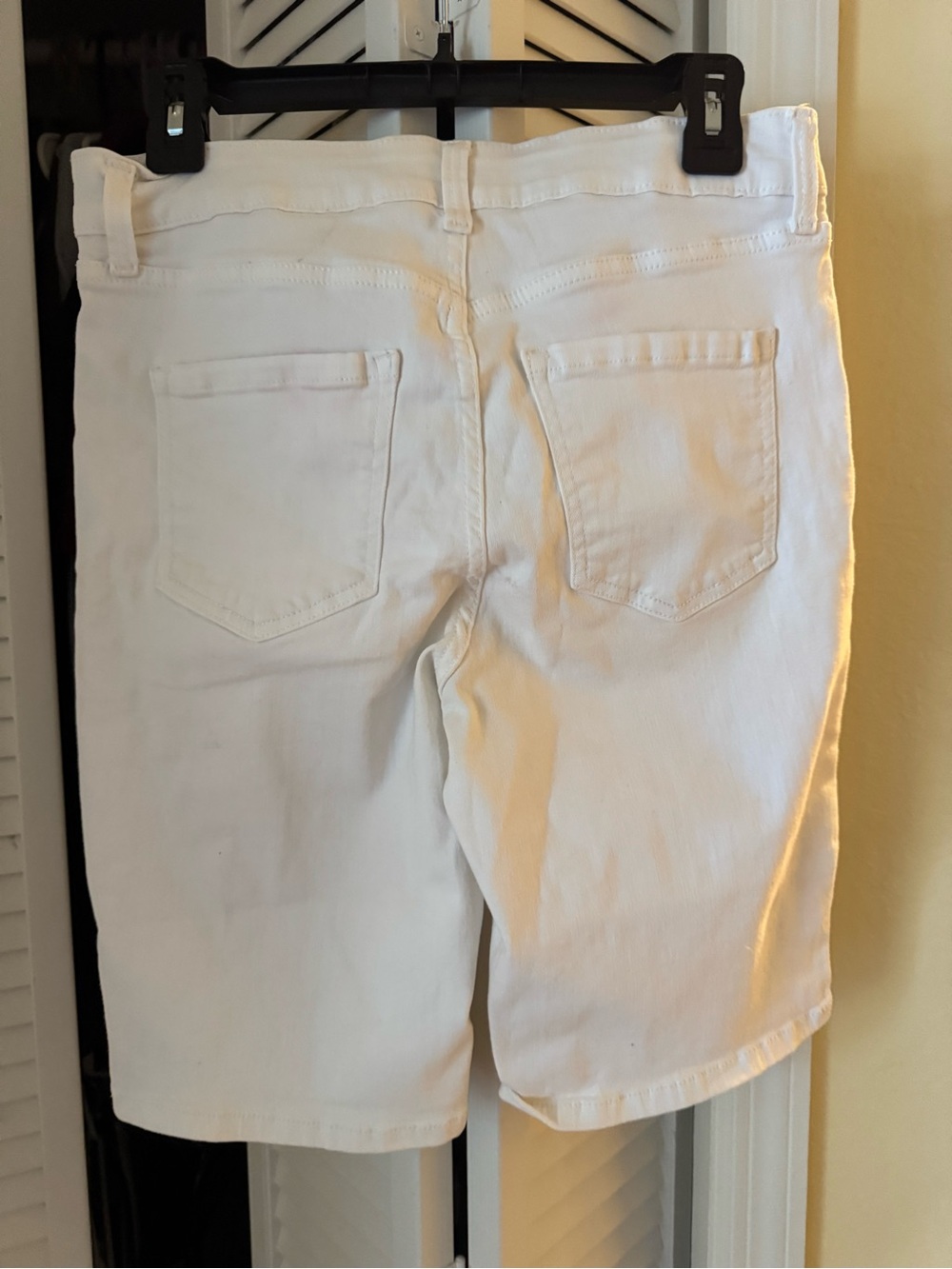 Liz Claiborne White Cropped Denim Bermuda Shorts - Picture 2 of 4